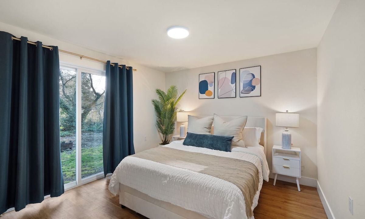 Tillicum Condo | Beautiful Home-Mins to JBLM & Hospitals, Sleeps 4 & Pet Friendly