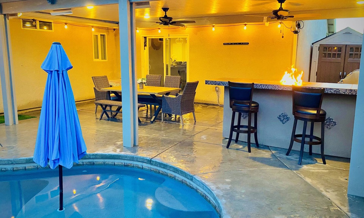 Fresno House | Beautiful home W/Pool, Spa, Fire pit & Outdoor grill.