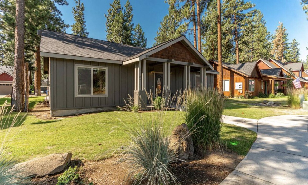 Sisters House | Beautiful | Hot Tub | Pet Friendly | Fenced