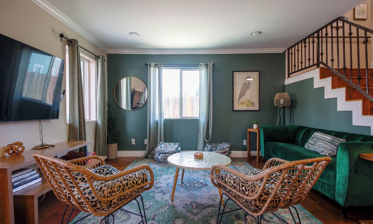 Vernon Apartment | Beautiful large Home. Just a few minutes from DTLA