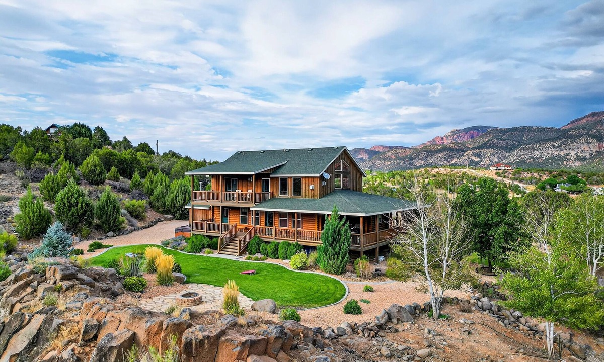 New Harmony House | Beautiful log home w/wrap around porch, hot tub & fire pit