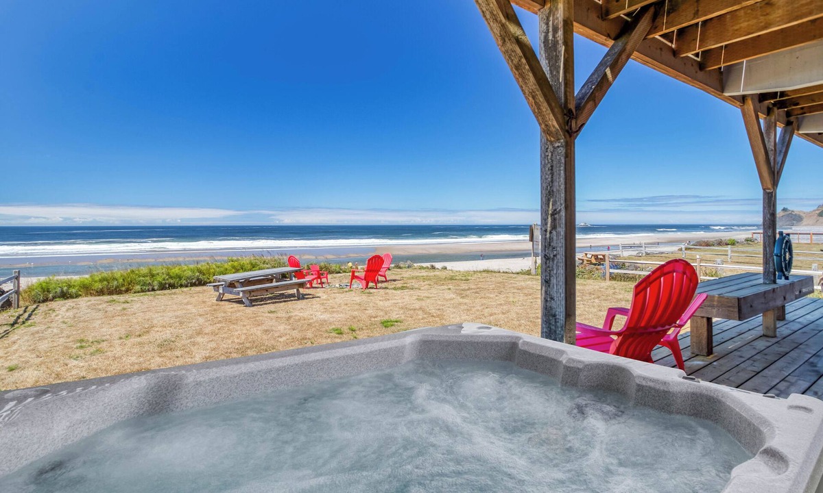 Roads End House | Beautiful Oceanfront Hm w/Panoramic Ocean Views, Hot Tub and Easy Beach Access