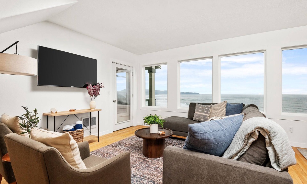 Oceanside House | Beautiful Oceanside Retreat: 7 Bedrooms, Hot Tub, Views, Sleeps Big Groups