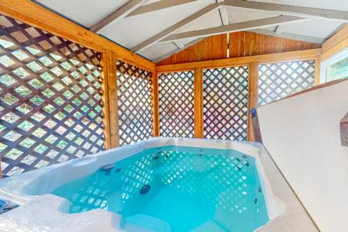 Florence House | Beautiful & Spacious Family-Friendly Home withFree WiFi Deck and Close to Lakes