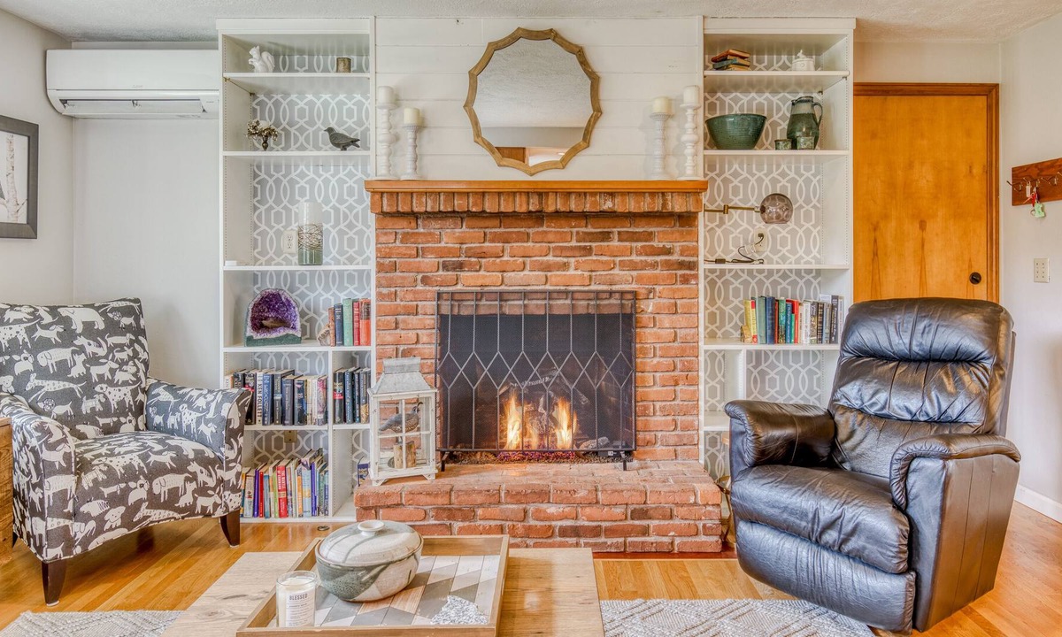 Monmouth House | Beautifully decorated Home w/ Hot Tub in Monmouth close to restaurants & shops