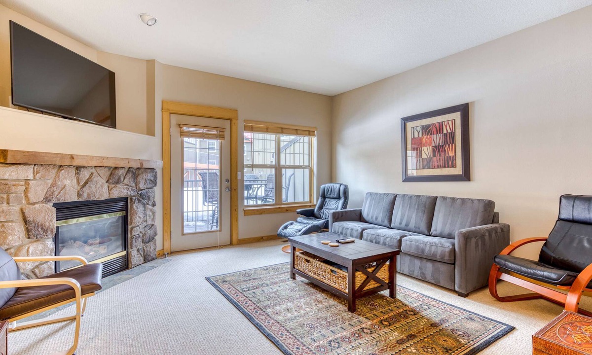Government Camp Condo | Beautifully updated Mt Hood condo with pool & hot tub & easy access to skiing