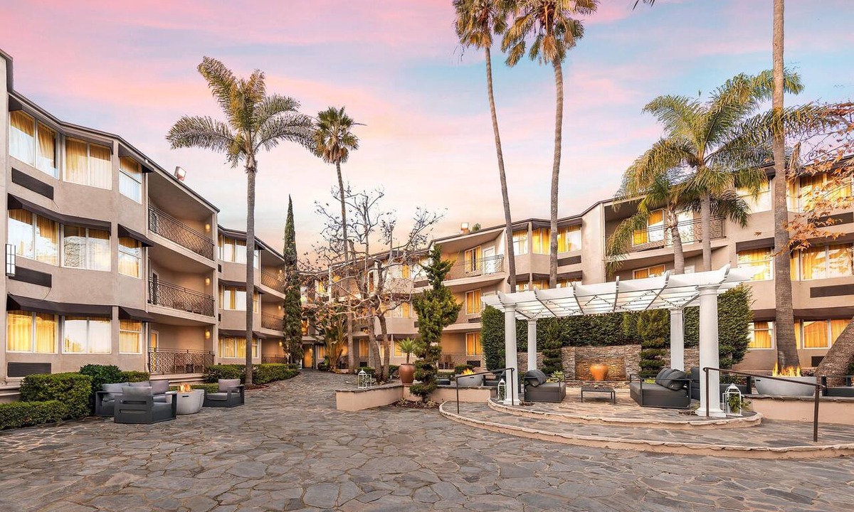 Tree Section Hotel | Belamar Hotel Manhattan Beach, Tapestry Collection by Hilton