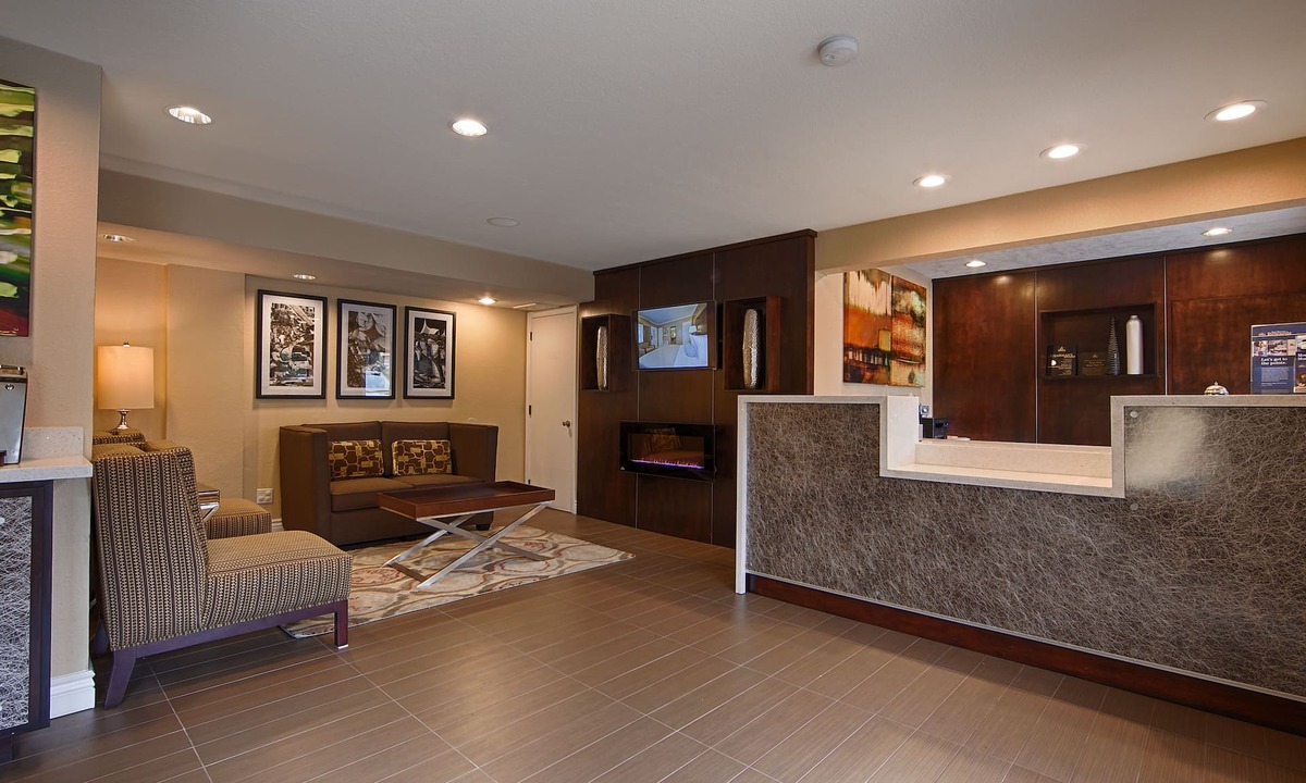 Northwest Carmel Hotel | Best Western Carmel's Town House Lodge