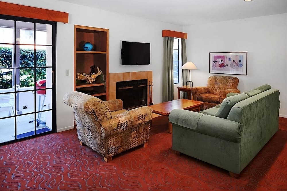 San Diego Country Estates Hotel | Better Choice for your Vacation! Three Classy Units, Outdoor Pool, Free Parking!