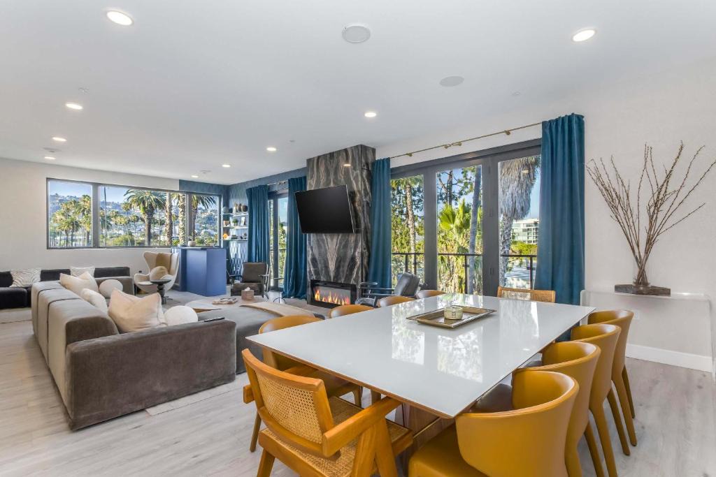 Beverly Grove Apartment | Beverly Hills Skyline Retreat with Rooftop Jacuzzi