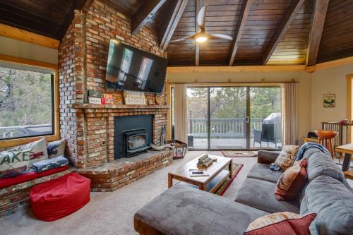 Upper Moonridge House | Big Bear Cabin w/Hot Tub < 3 Mi to Skiing!