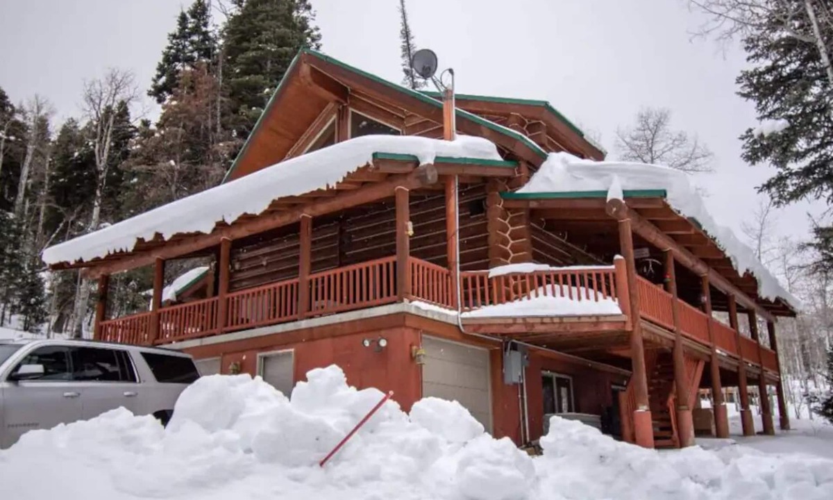 Tollgate Canyon Cabin | Big Bear Lodge: Mountain 7BR Hot Tub, Sauna, Fast WIFI, near Park City