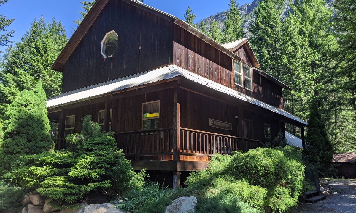 Mazama House | Big Mazama Cabin on 5 Acres: Huge Goat Wall Views