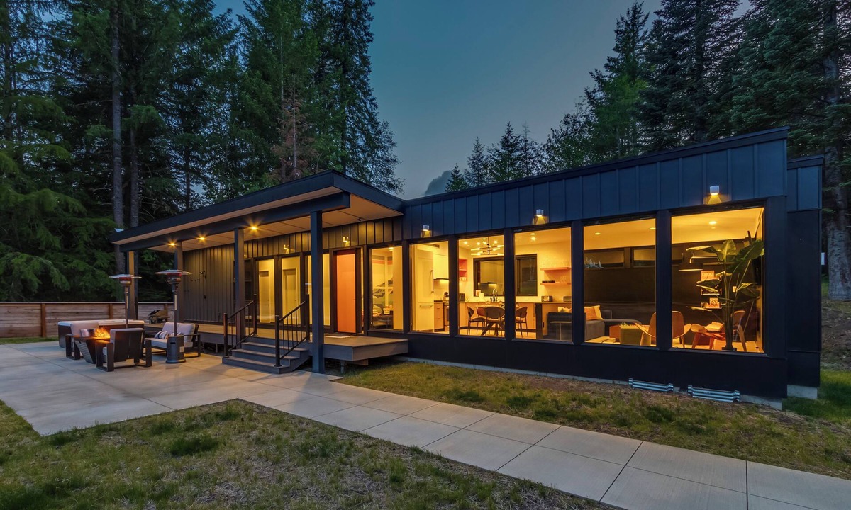 Packwood Cabin | Bigfoot Encounter, Pickleball Court, River, HotTub, EV