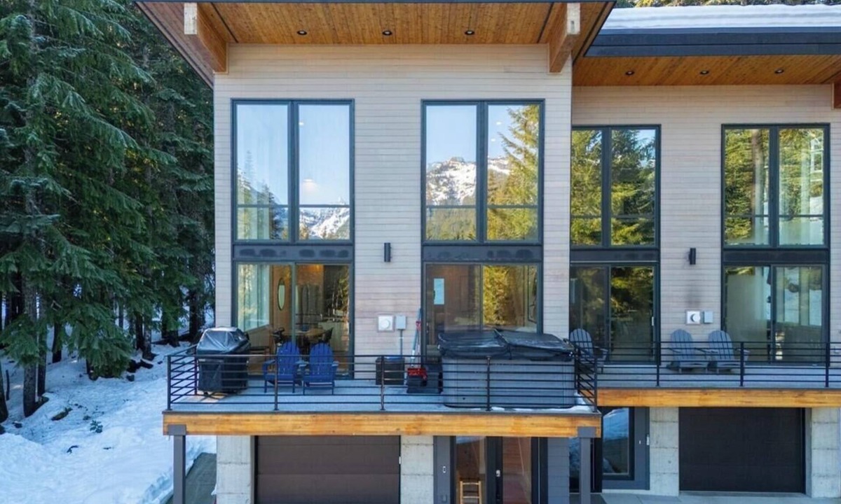 Hyak House | Bigfoot's Basecamp - 4BR Snoqualmie Pass Retreat, Hot Tub, Pets Welcome