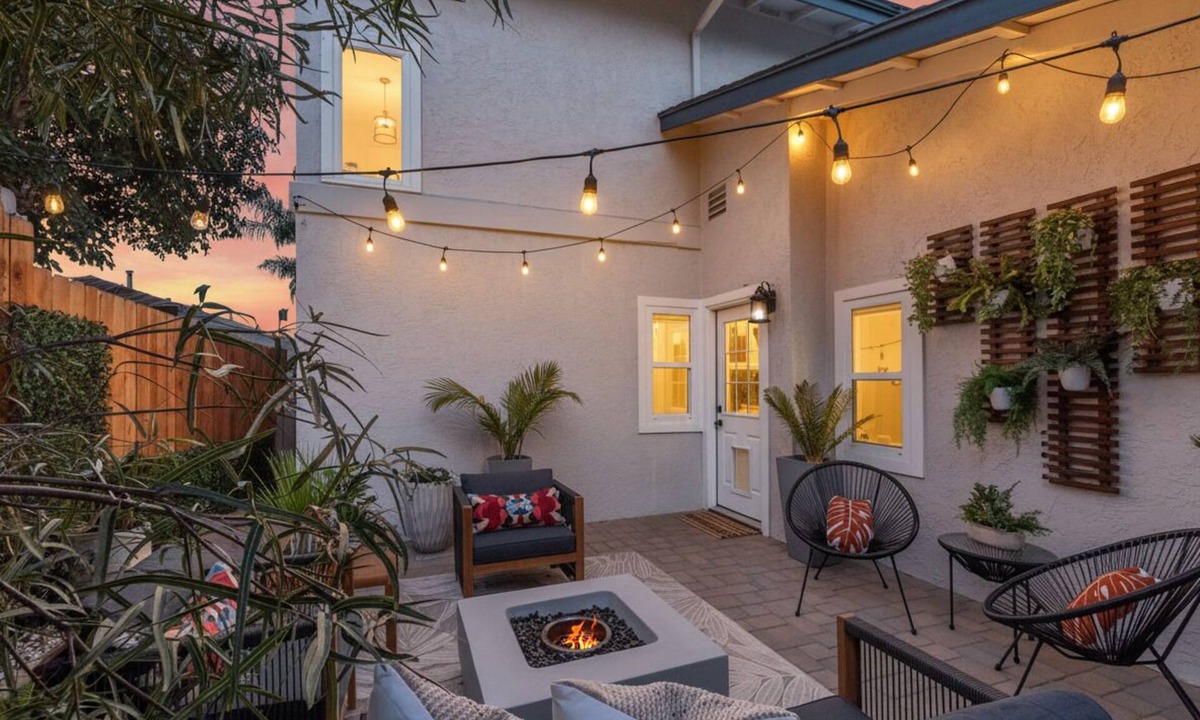 Point Loma Heights House | Bikes, beach gear, private yard + walk to sand — your OB surf & chill escape awaits.