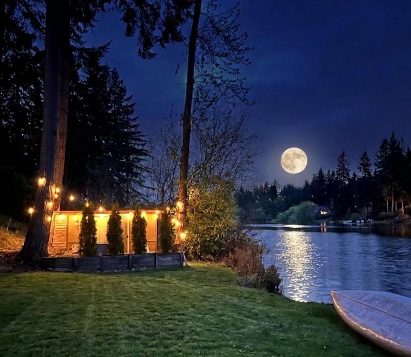 Auburn House | Birdsong lakeside serenity retreat
