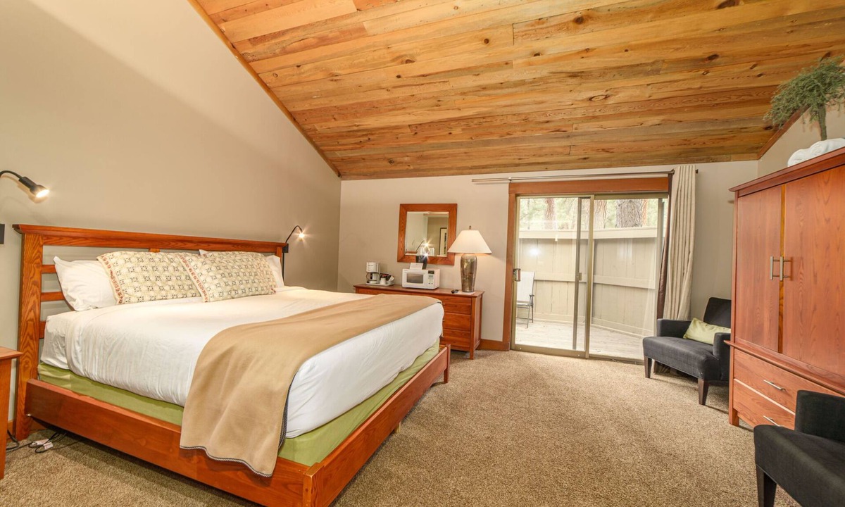 Black Butte Ranch Cabin | Black Butte Ranch Lodge Room 024