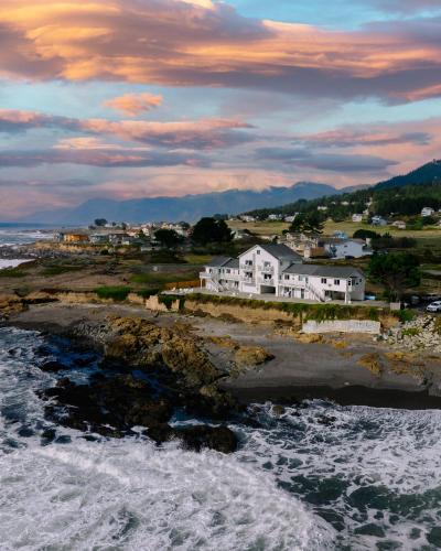 Shelter Cove Hotel | Black Sands Inn