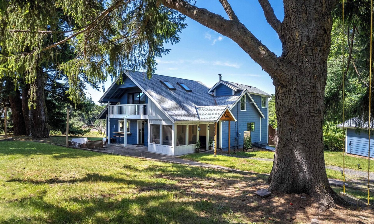 White Salmon House | Blue Eyrie - Adorable Home! Peaceful Orchard Location, Close to White Salmon