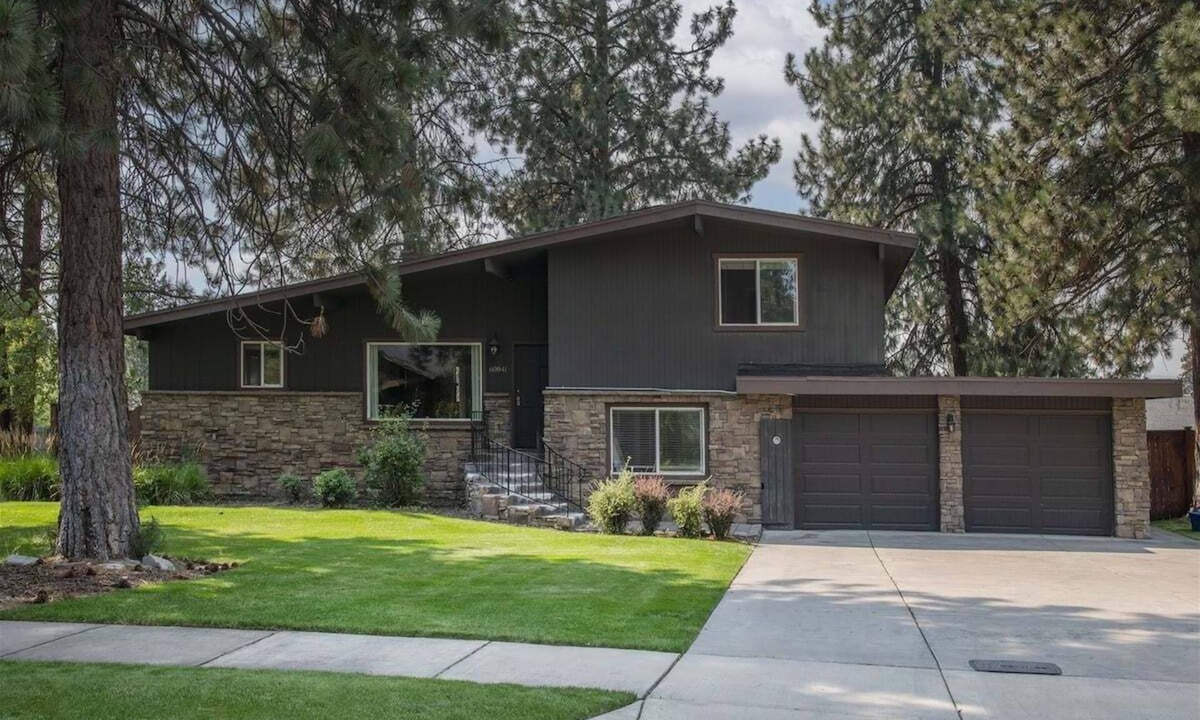 Southwest Bend House | Bluebird Day - Brooks House, Experience comfort in the spacious 3200 sqft, Hot tub, Pet friendly!