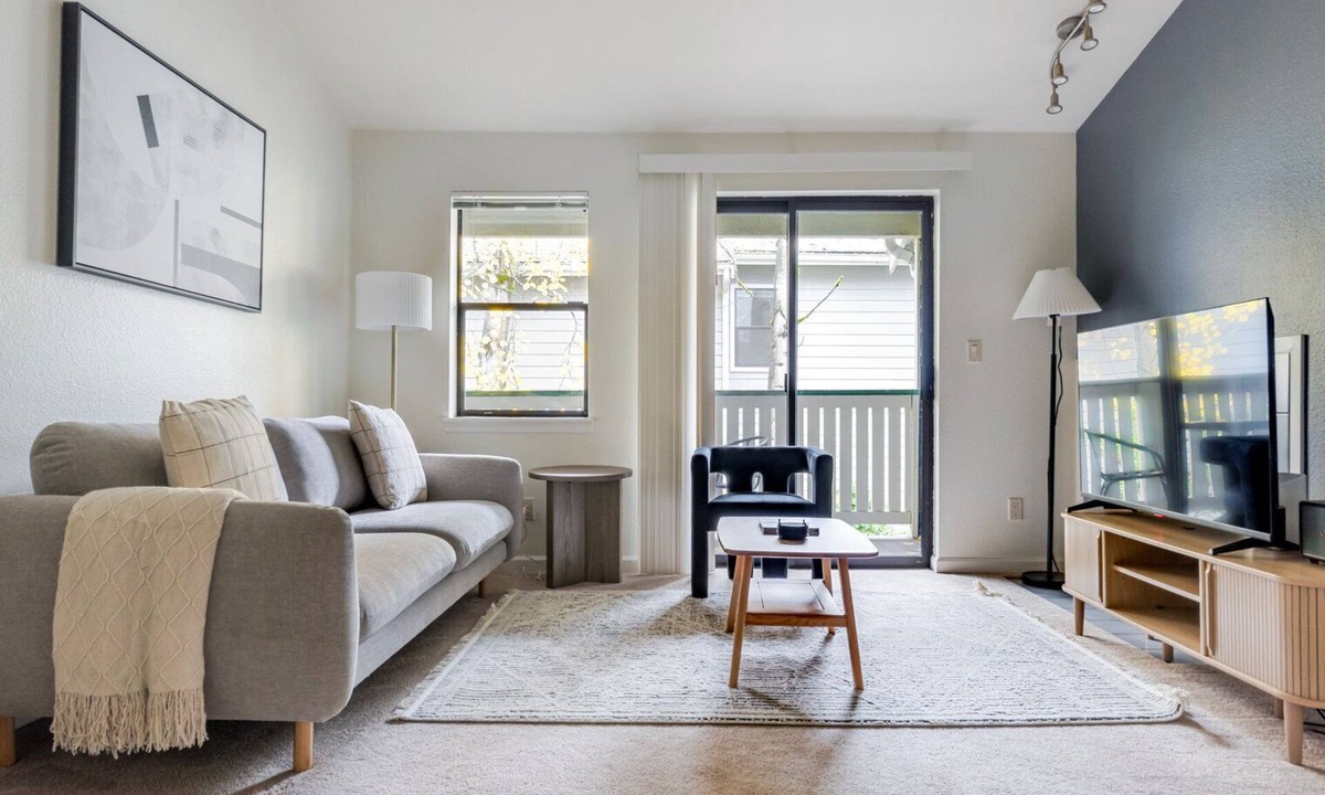 Overlake Apartment | Blueground | Overlake, pool, nr Marymoor Park