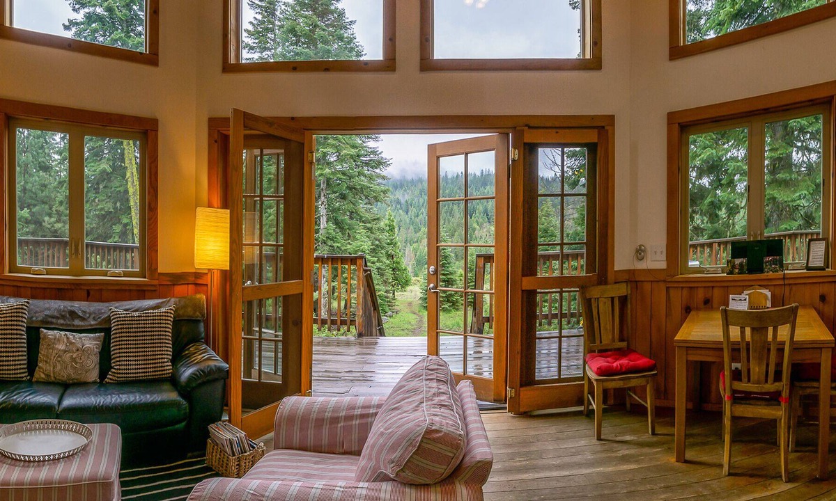 Ashland Cabin | BookStayHop - #2C Mayfield Gardens ~ Green Springs Cabins ~ Jacuzzi Tub ~Views ~