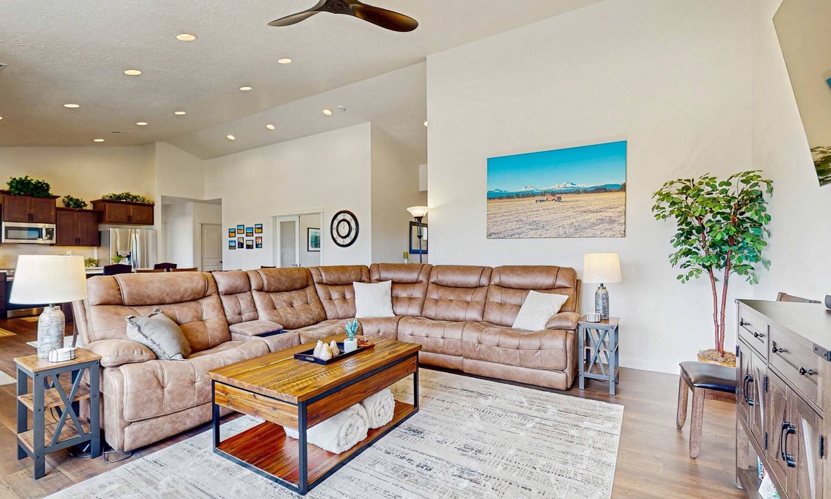 Sisters House | Brand-new beautiful home with private hot tub & mountain views
