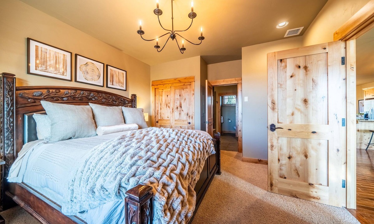 Powell Butte Cabin | Brasada Ranch Cabin 15 | 2 King Suites | Hot Tub