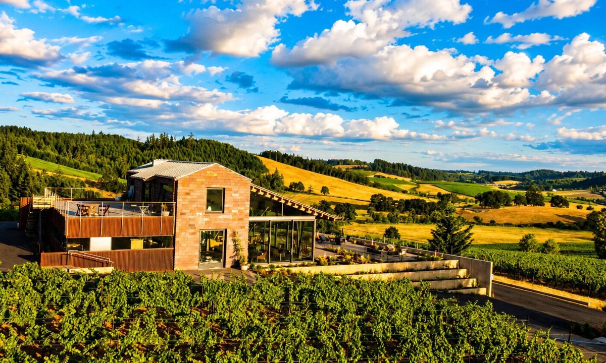 Yamhill House | Breathtaking 2-bedroom hilltop vineyard estate in charming Yamhill, Oregon
