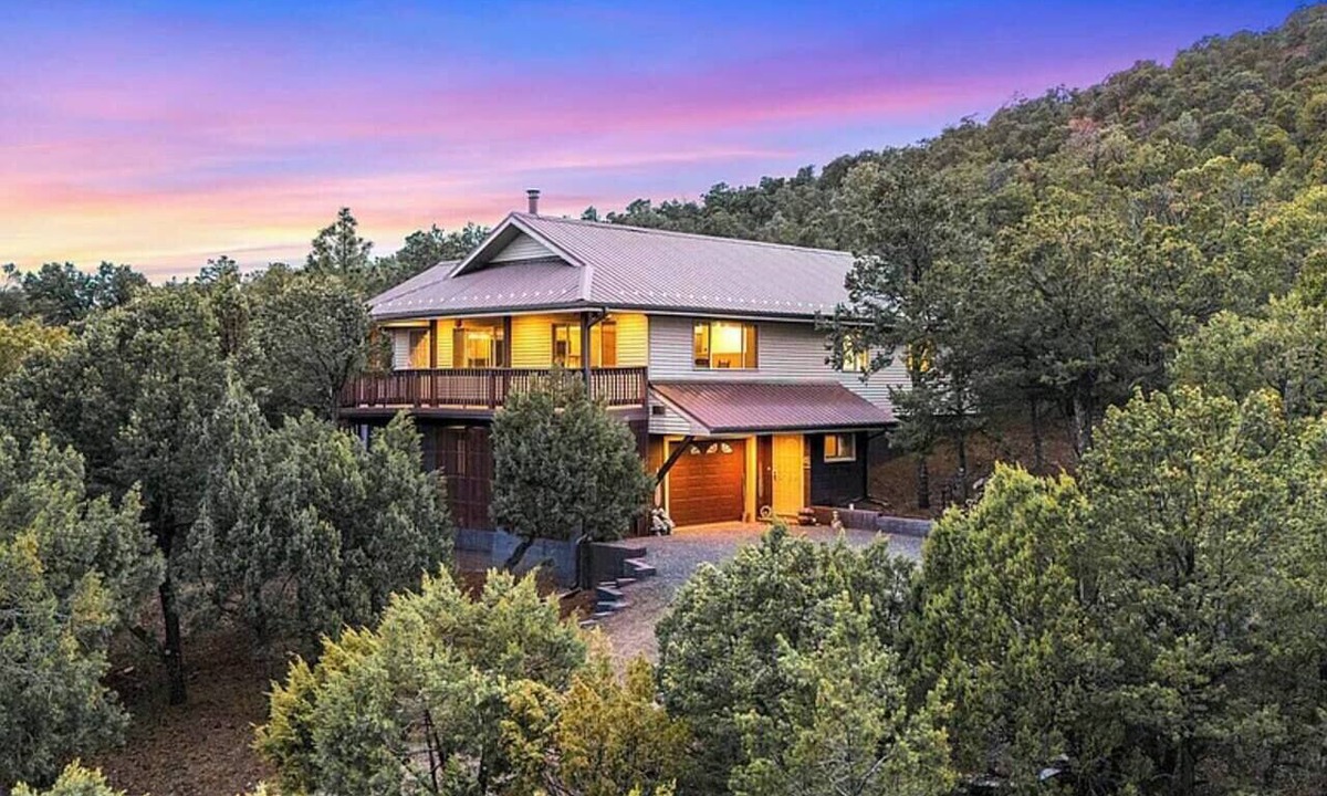 Springerville House | Breathtaking Cabin Backing the National Forest