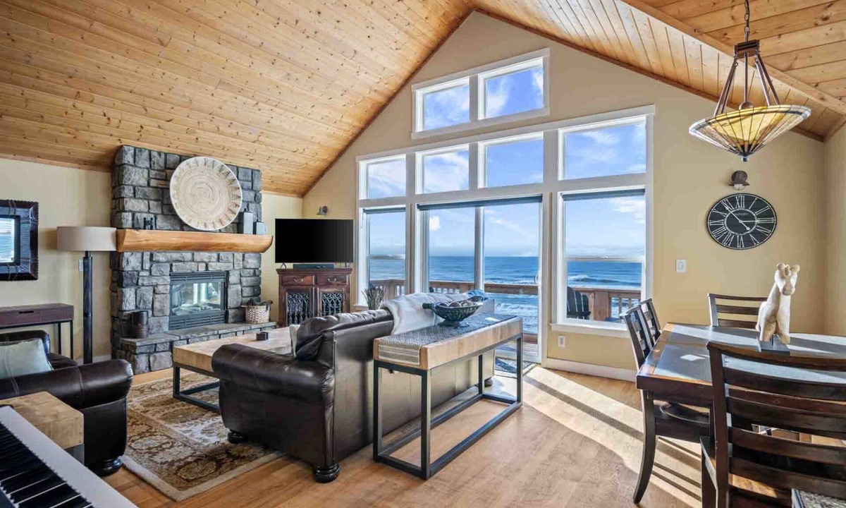 Lincoln Beach House | Breathtaking Ocean Front Views, Hot Tub, Fireplace, Deck, Steps from Sandy Beach, Pet Friendly