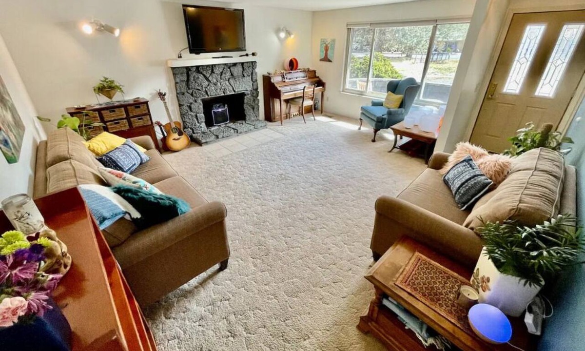 Old Farm District Bed & Breakfast | Bright 3-Bedroom Bend Retreat with AC, Large Yard Near Downtown and Old Mill