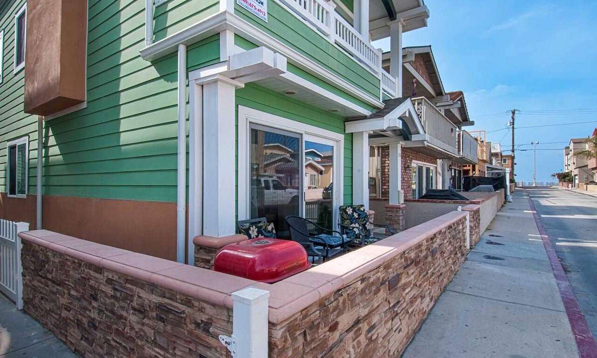 West Newport Condo | Bright and Cheery and Green.a beautiful lower unit with lots of personality!