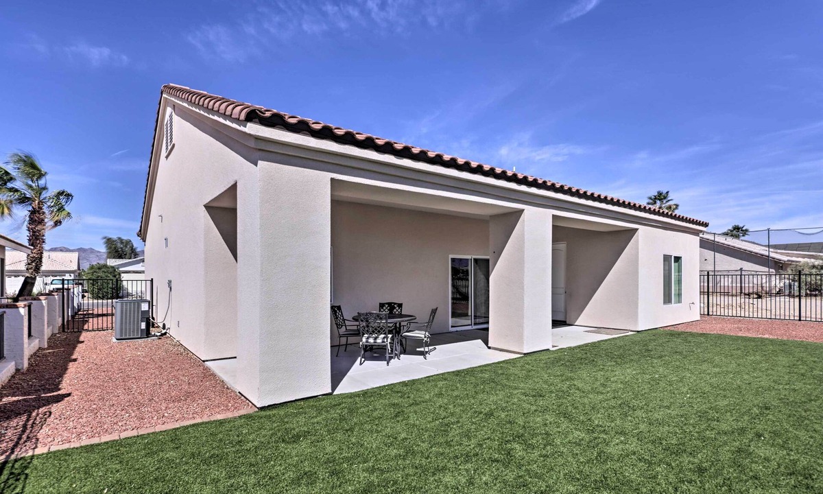Fort Mohave House | Bright Home w/Yard, 4 Mi to Colorado River!