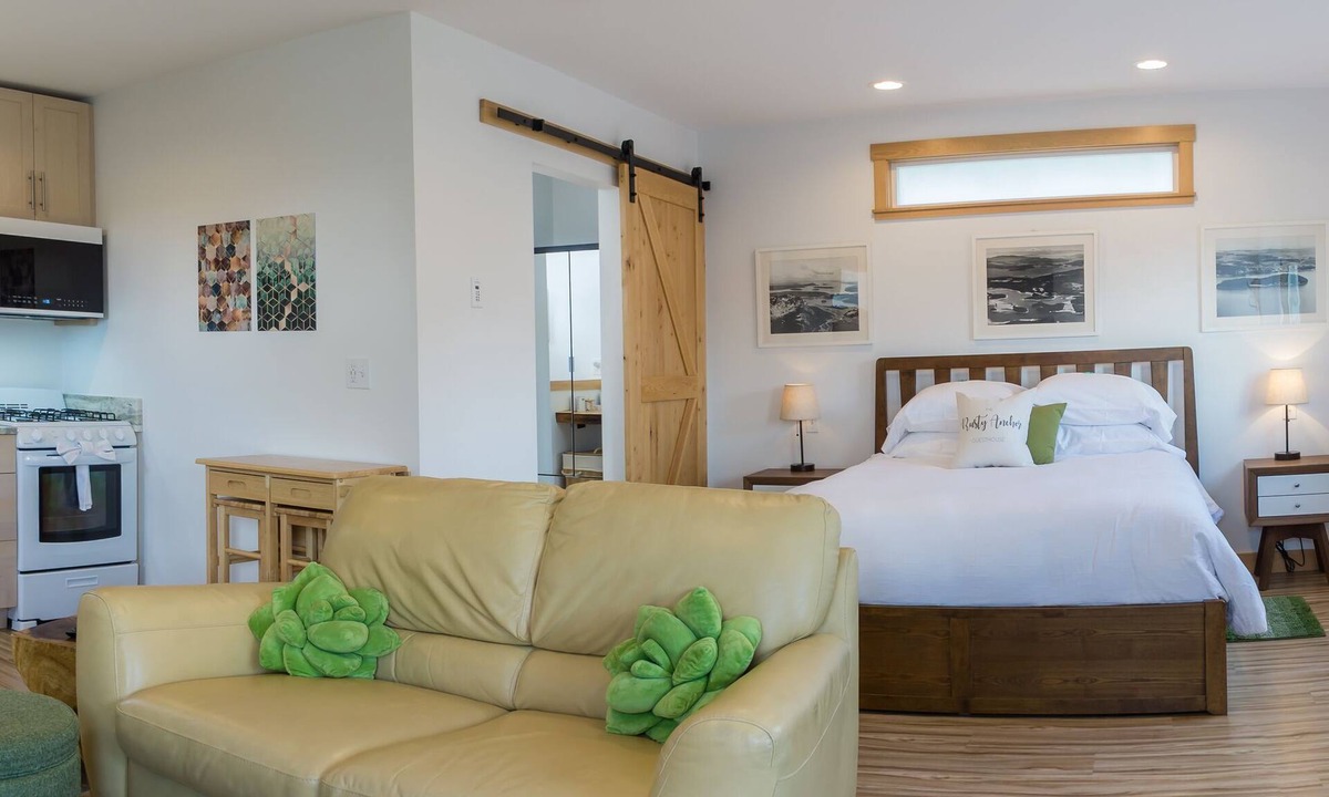 Anacortes Apartment | Bright & private studio guesthouse with full kitchen and fireplace