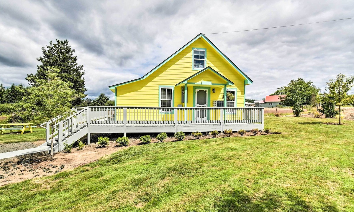 Raymond House | Bright Raymond Home, 1/2 Mi to Willapa River!
