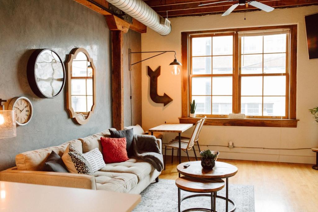 Downtown Springfield Apartment | Broken Clock