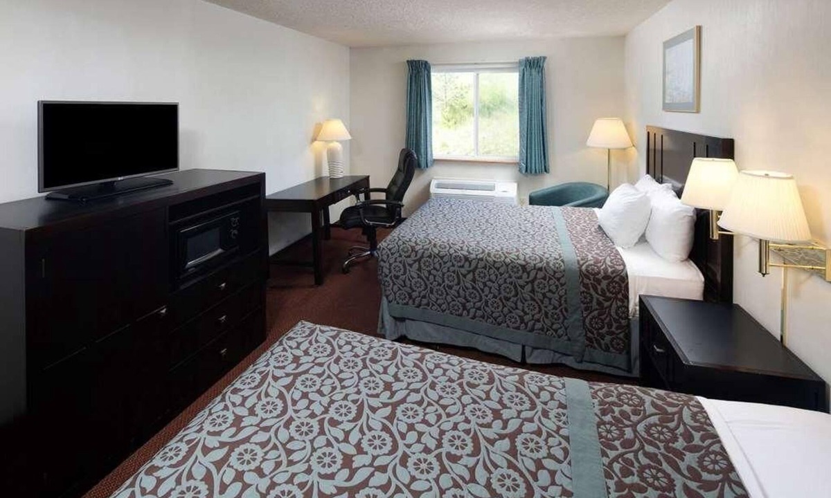 Sequim Hotel | Budget-Friendly Accommodations with Free Parking, Wifi, and Pool