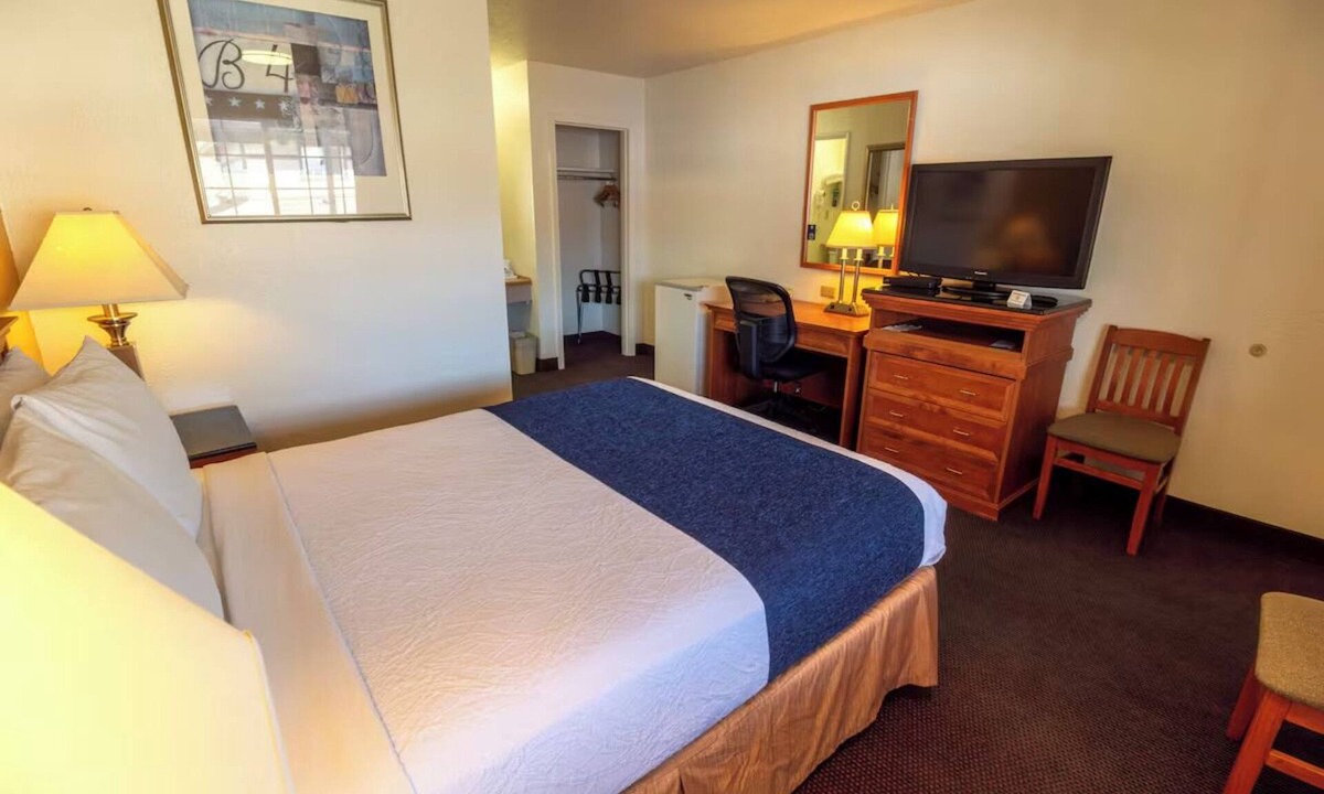 Pendleton Hotel | Budget-Friendly Room w/Comfortable Beds Perfect for Eastern Oregon Road Trips