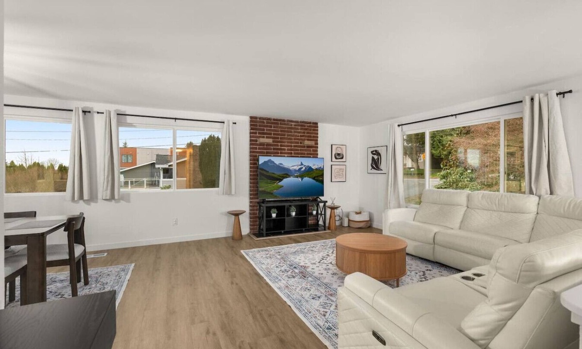 Burien House | Burien MidCentury Lux | 6 Beds | 2 Mins to Airport