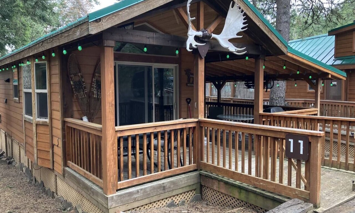 Ashland House | Cabin #11 at Hyatt Lake Resort