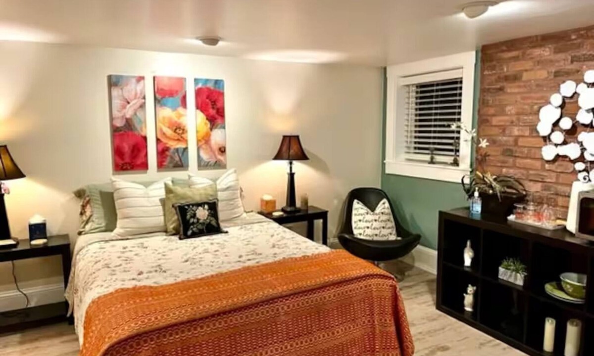 Hollywood District Apartment | Calm and Private Room in NE Portland