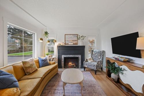 Camas House | Camas Getaway Near Downtown Big Windows