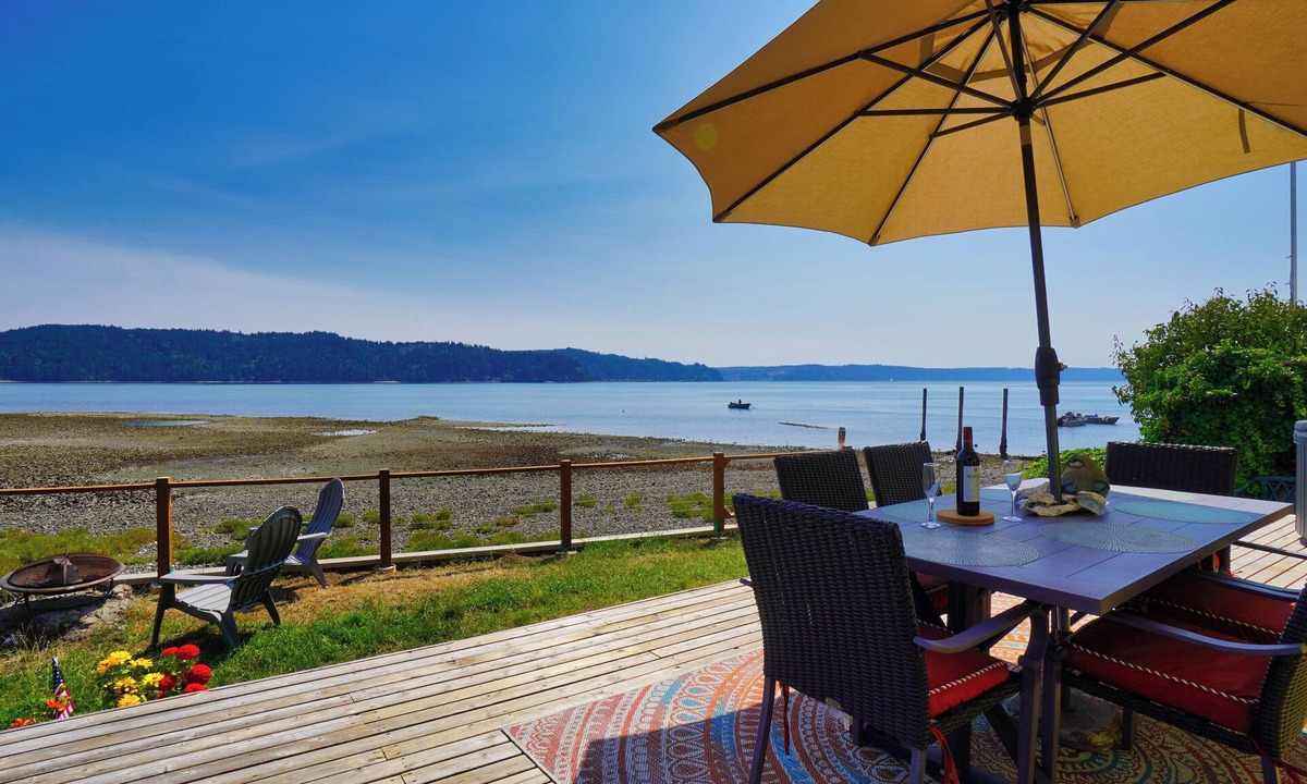 Hoodsport House | CanalFront Haven with Gorgeous Waterview, Hot Tub and EV Charger