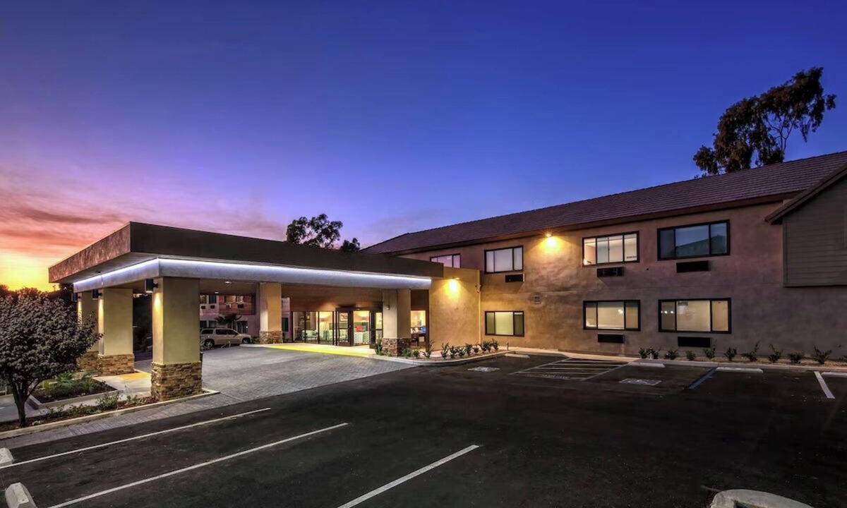 Cardiff-by-the-Sea Hotel | Cardiff Beach King Room w/Breakfast, Gym & Pool