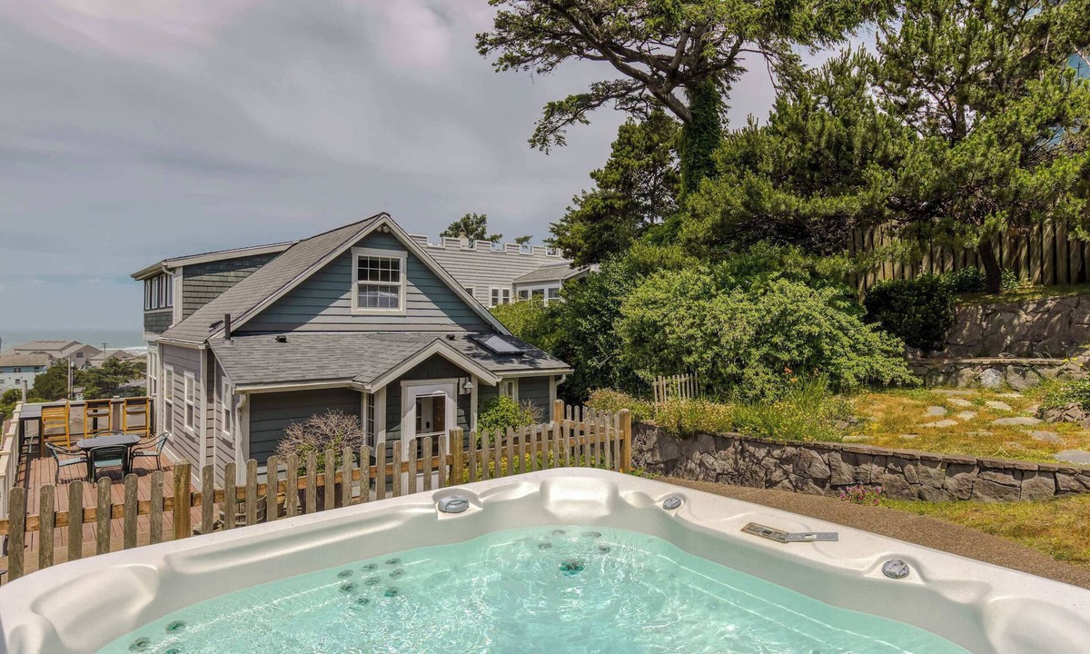 Newport House | Castello Del Mare - Ocean views, Hot tub, Dogs OK