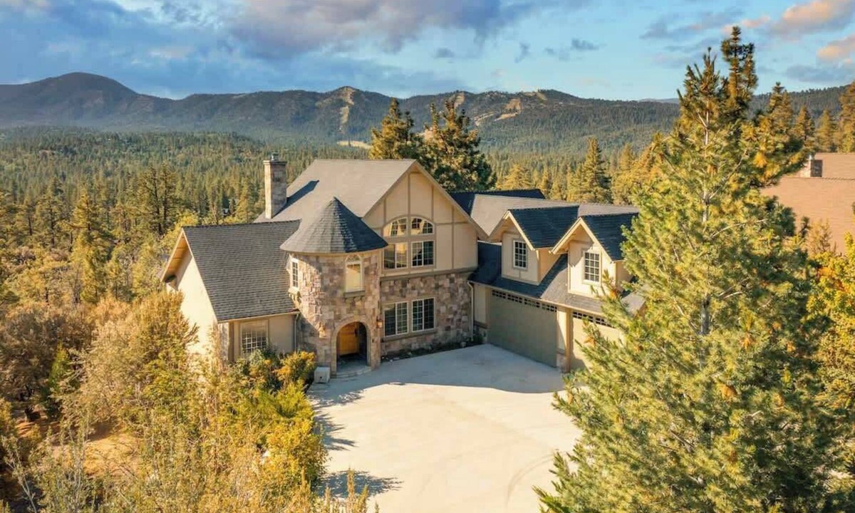 Castle Glen Estates House | Castle Rock. Spa, BBQ, and the Best Views. AC