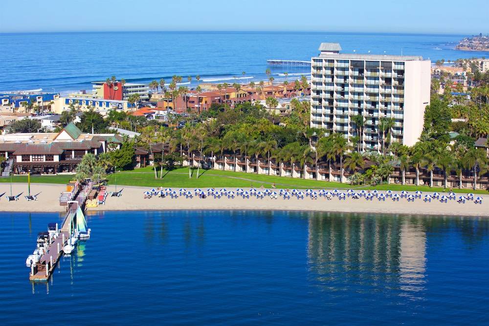 Crown Point Hotel | Catamaran Resort