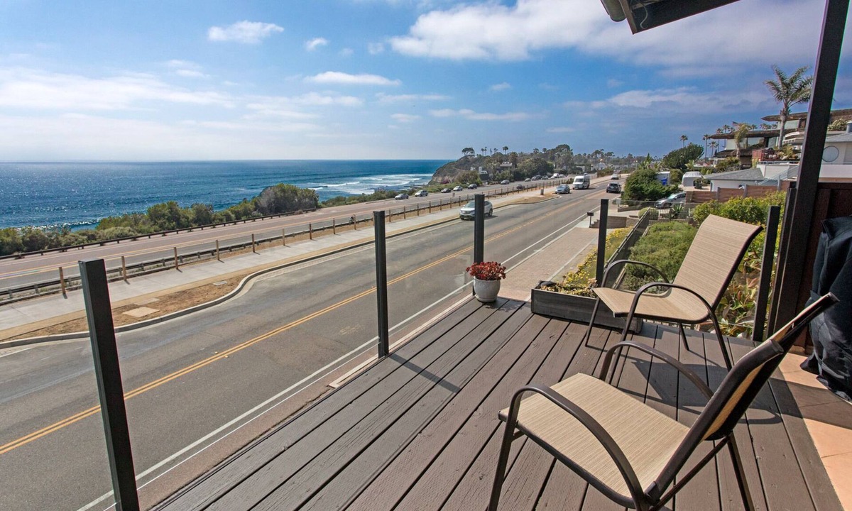 Cardiff-by-the-Sea House | Catch some waves! Panoramic ocean views!- Cardiff Surfer's Hideaway